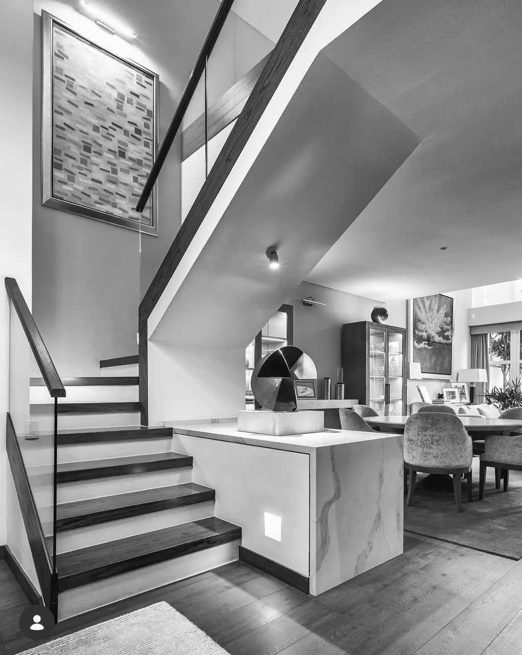 Escalera residencial abierta hacia el comedor y la sala